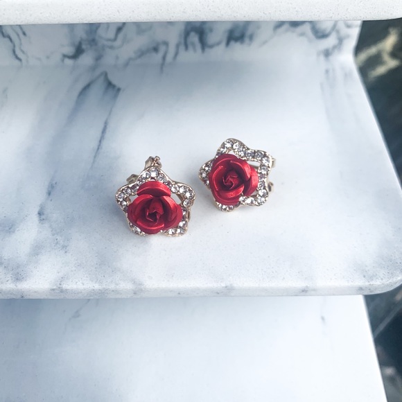 Black rose flower clip on earrings - Picture 4 of 7